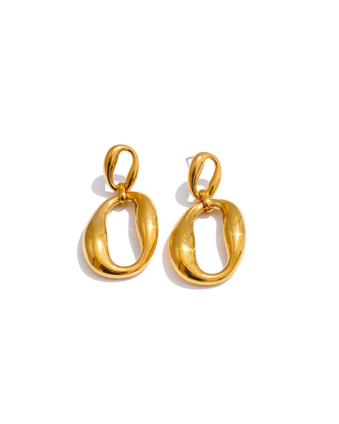 Brinco Feminino Dourado com Elo Vazado Elegante