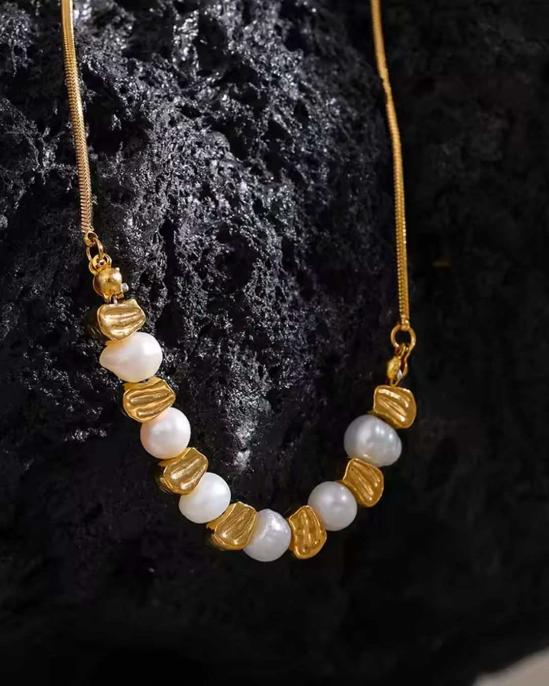 Colar Feminino com Pérola Elegante Dourado