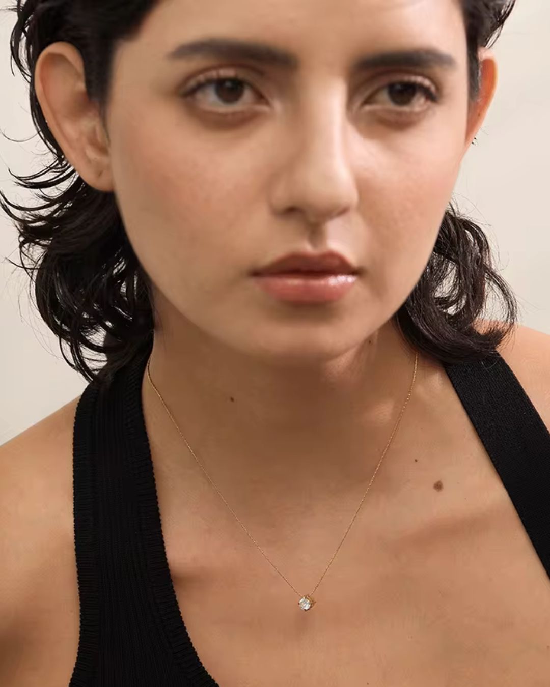Colar Feminino Dourado Ponto de Luz Elegante