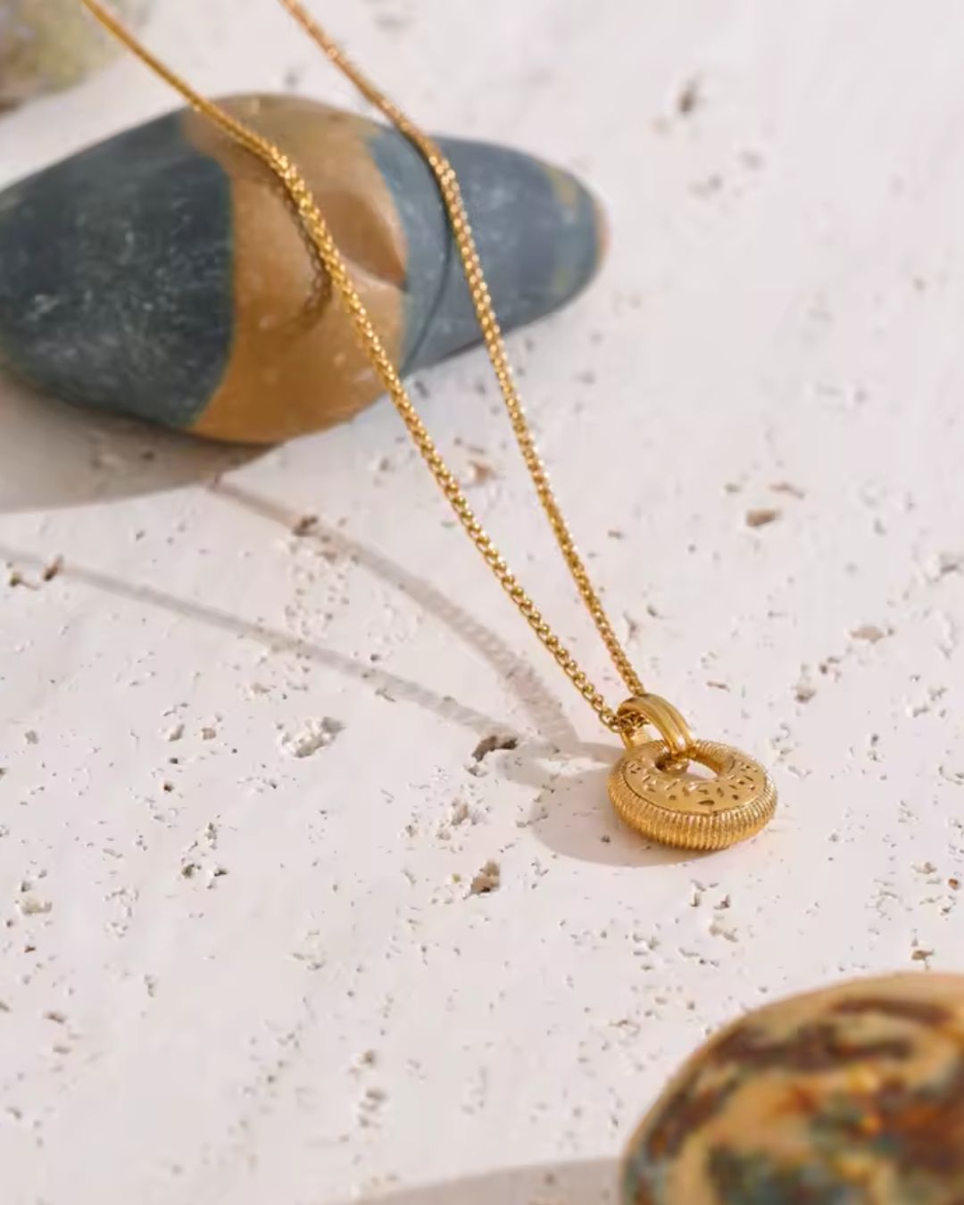 Colar Feminino Dourado Pingente Circular Texturizado
