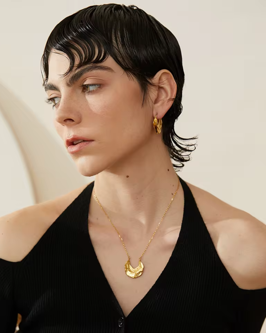 Colar Feminino Dourado com Pingente Geométrico