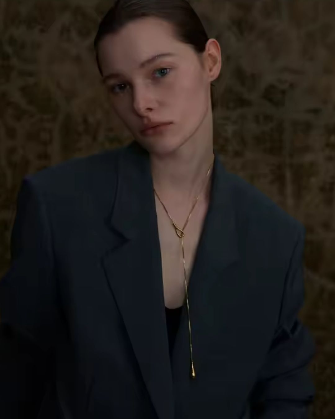 Colar Feminino Dourado com Pingente Gota Elegante