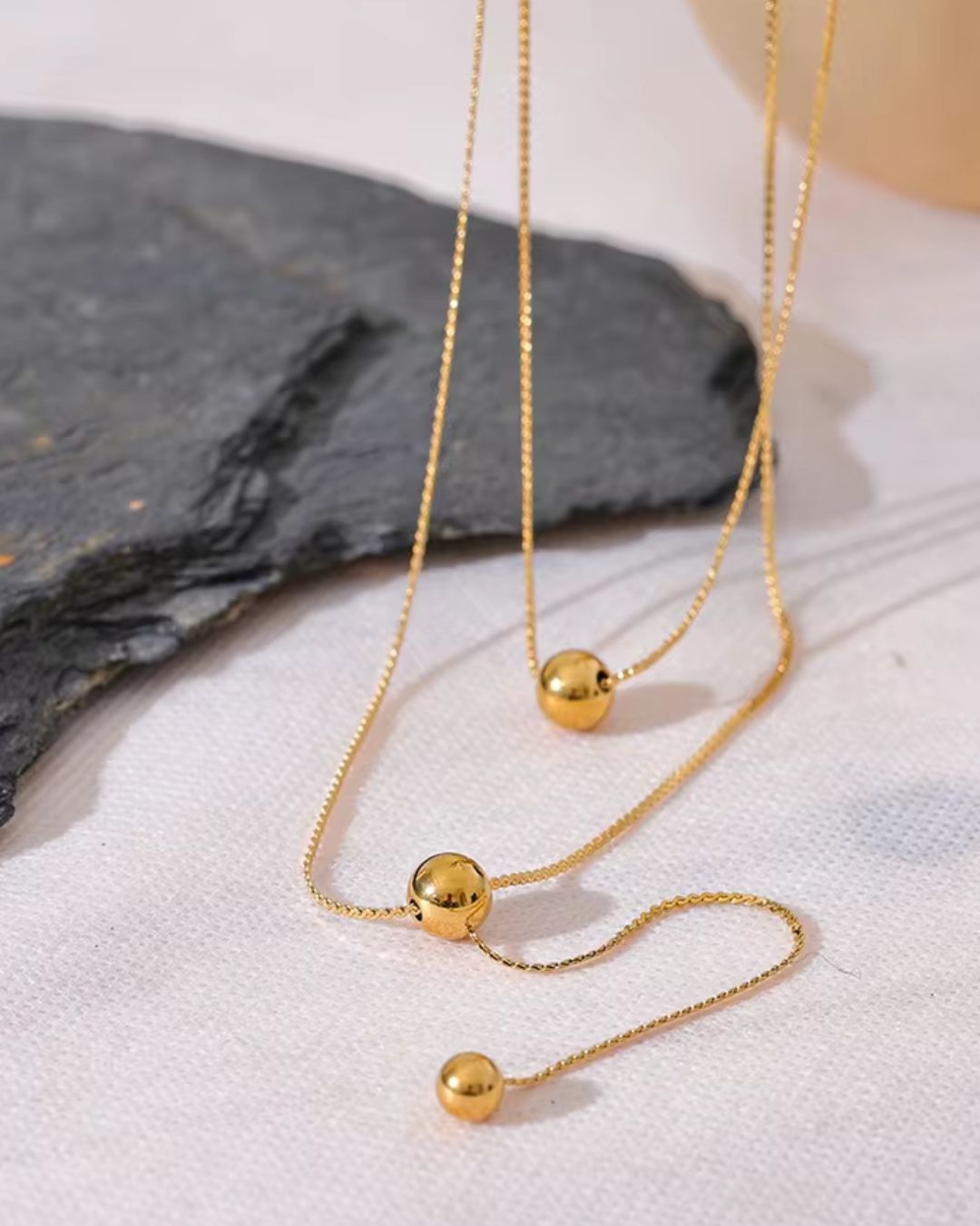 Colar Feminino Dourado Duplo com Esferas Elegante