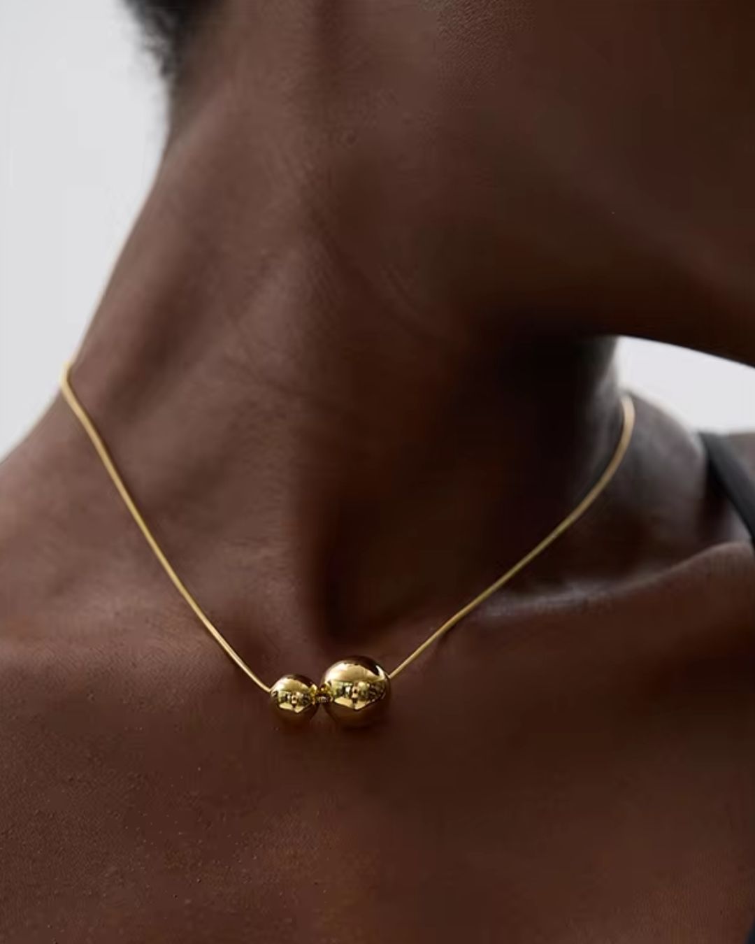 Colar Feminino Dourado Design Geométrico Elegante