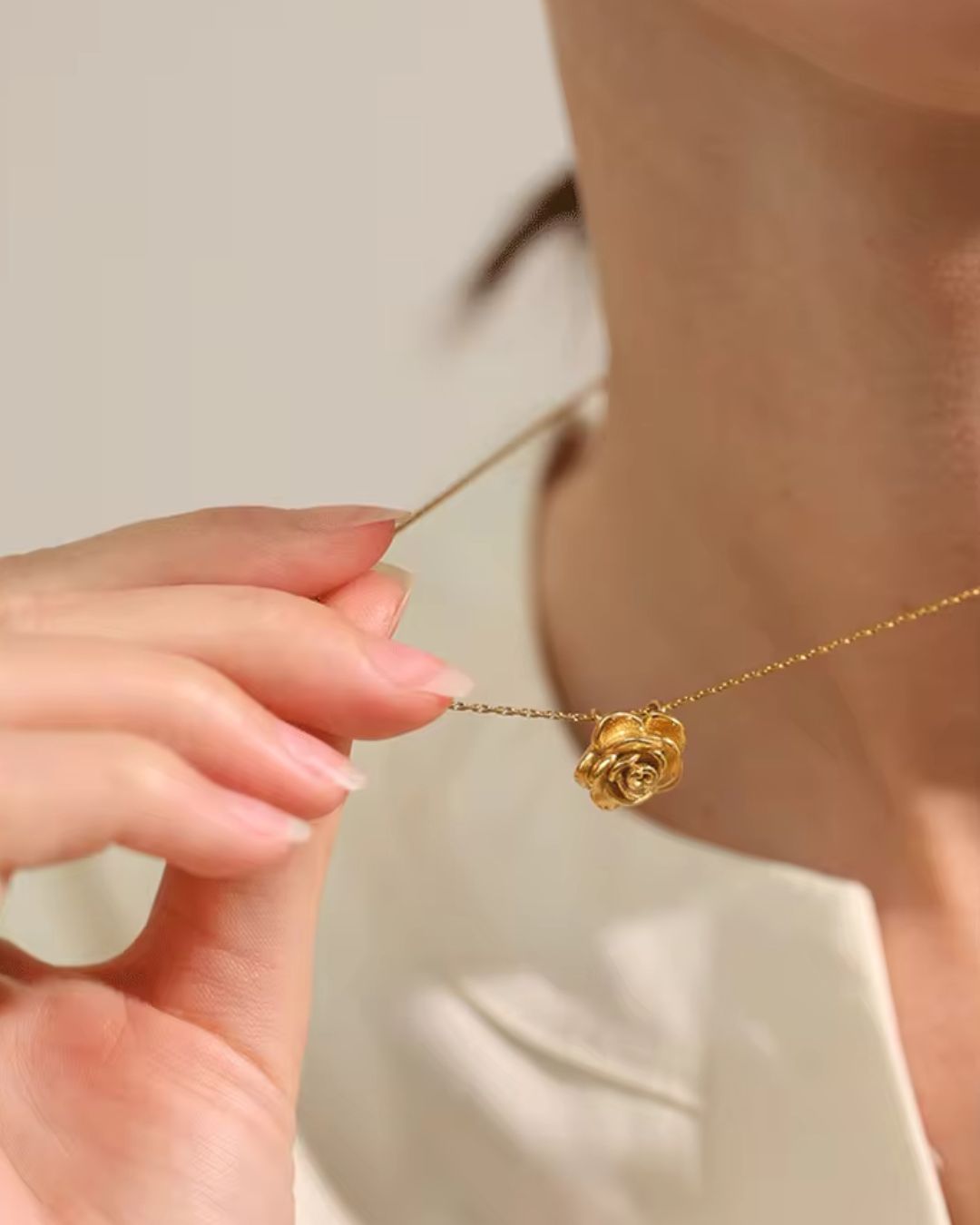 Colar Feminino Flor Dourado Elegante