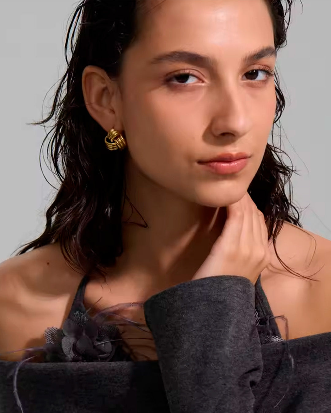 Brinco Feminino Dourado Nó Elegante Minimalista
