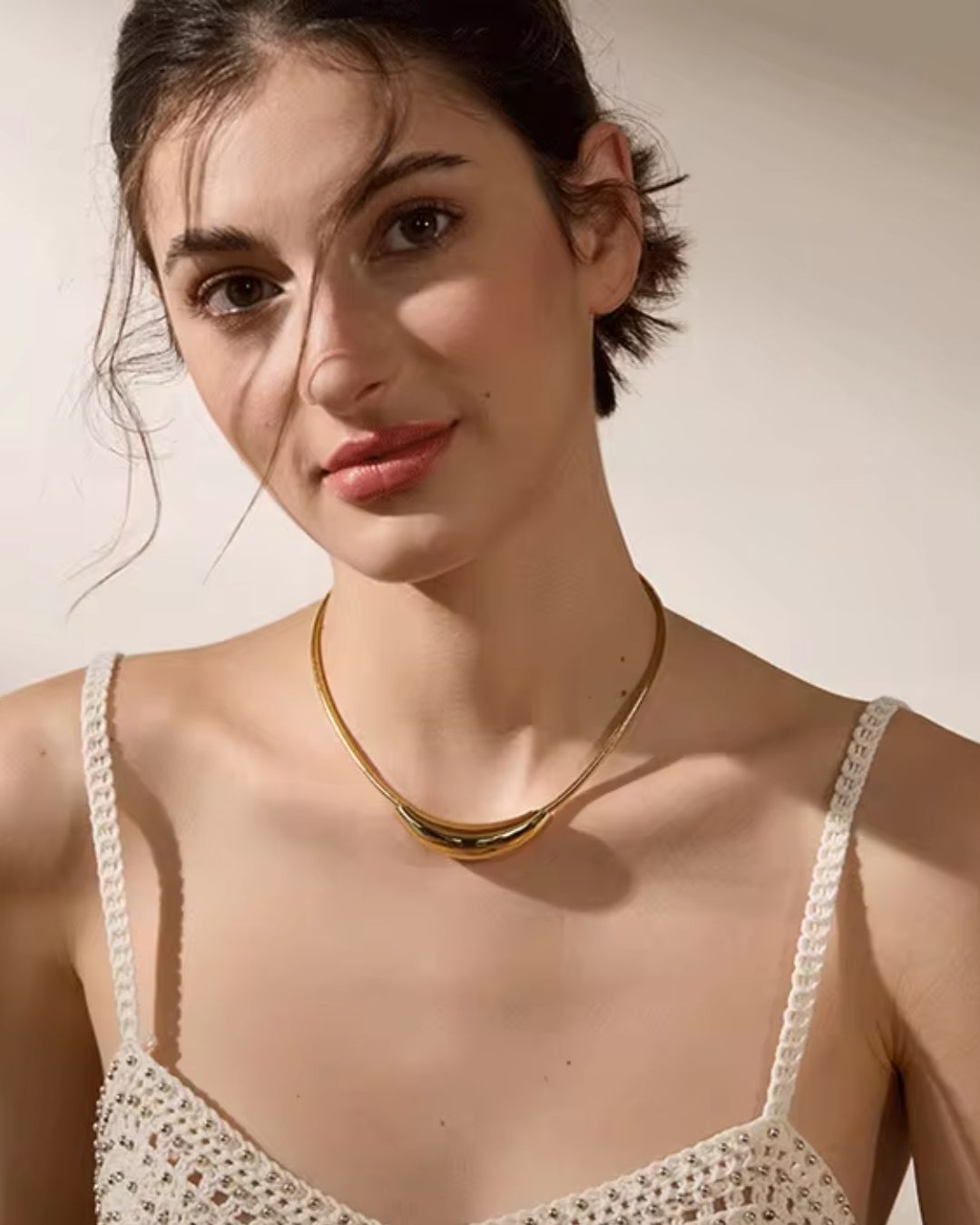 Colar Feminino Dourado Choker Minimalista Elegante