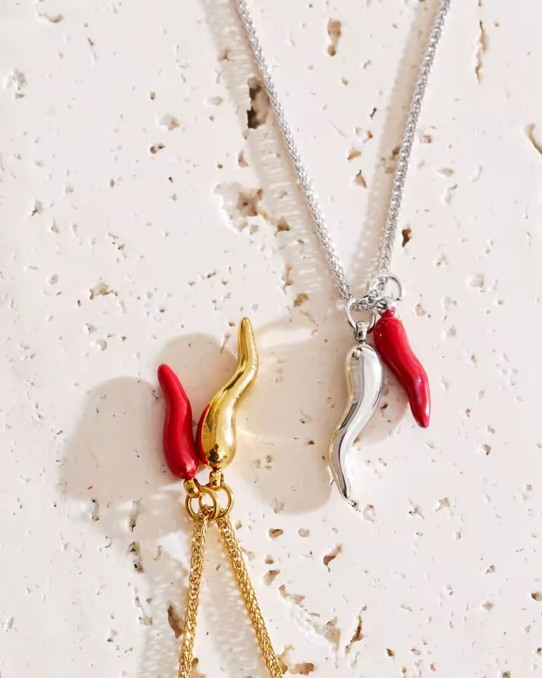 Colar Feminino Pimenta Vermelha Dourado Elegante