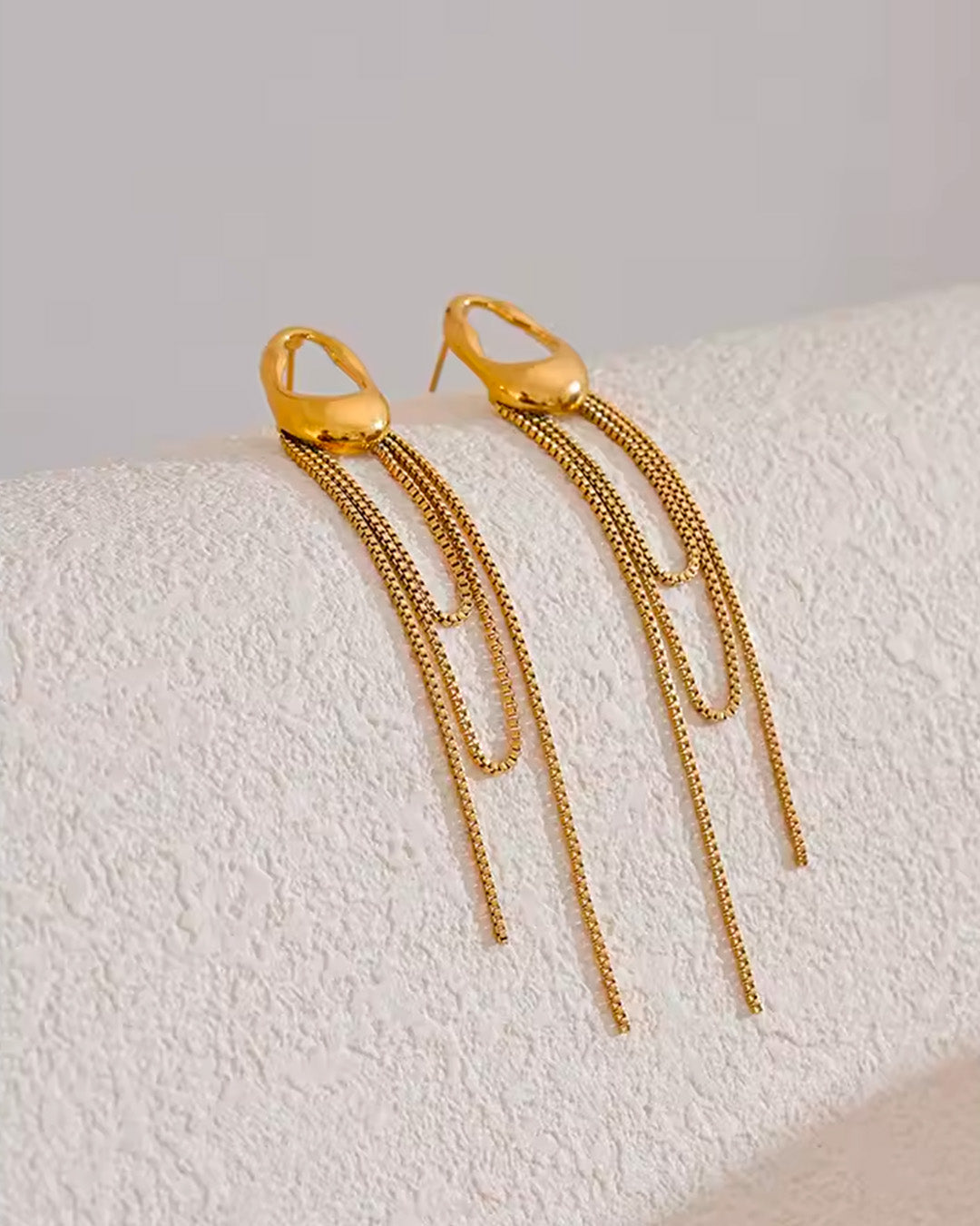 Brinco Feminino Longo Dourado com Correntes Elegante