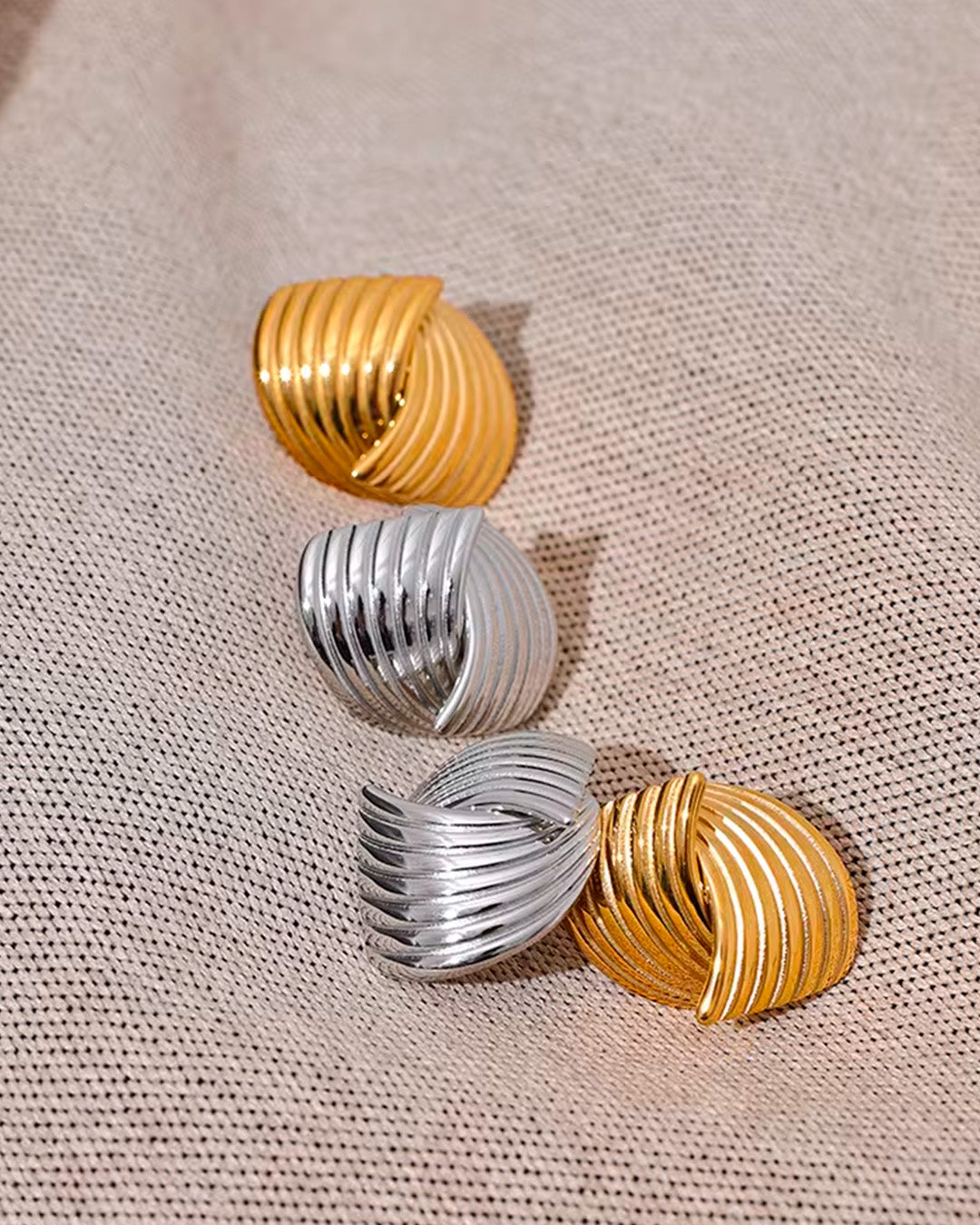 Brinco Feminino Dourado Entrelaçado Elegante