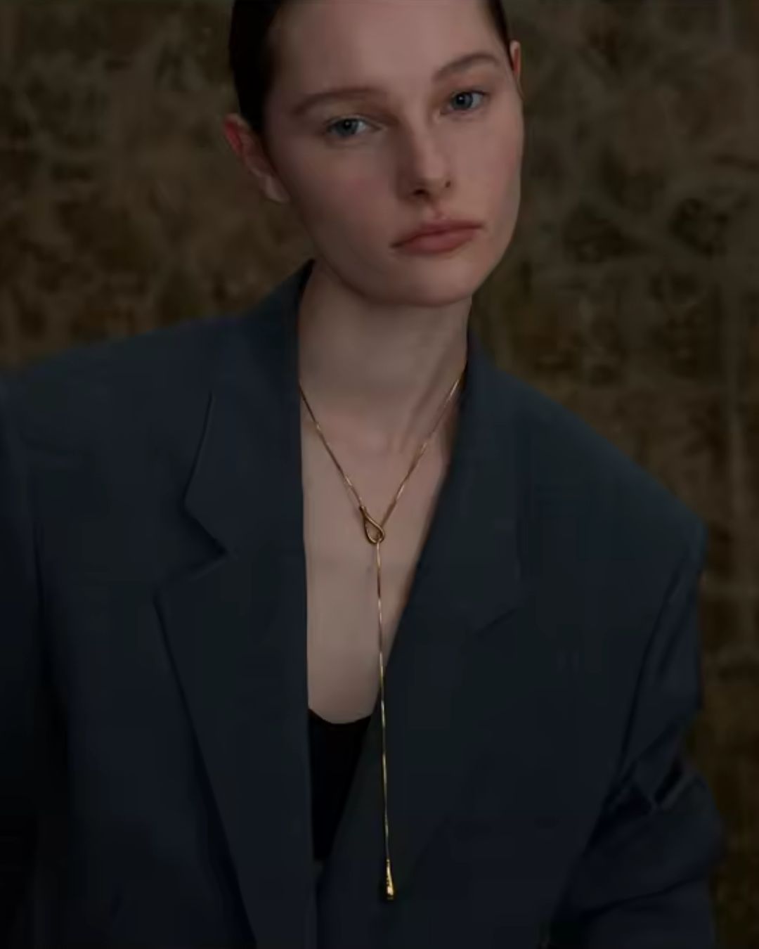 Colar Feminino Dourado com Pingente Gota Elegante