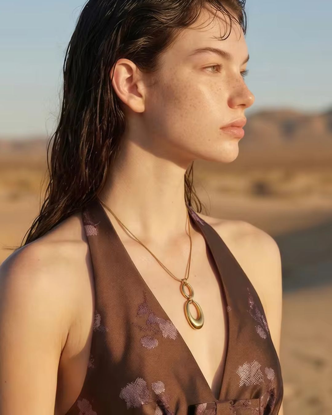 Colar Feminino Dourado com Pingente Elo Elegante