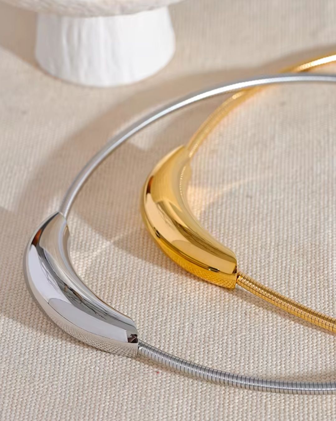 Colar Feminino Dourado Choker Minimalista Elegante