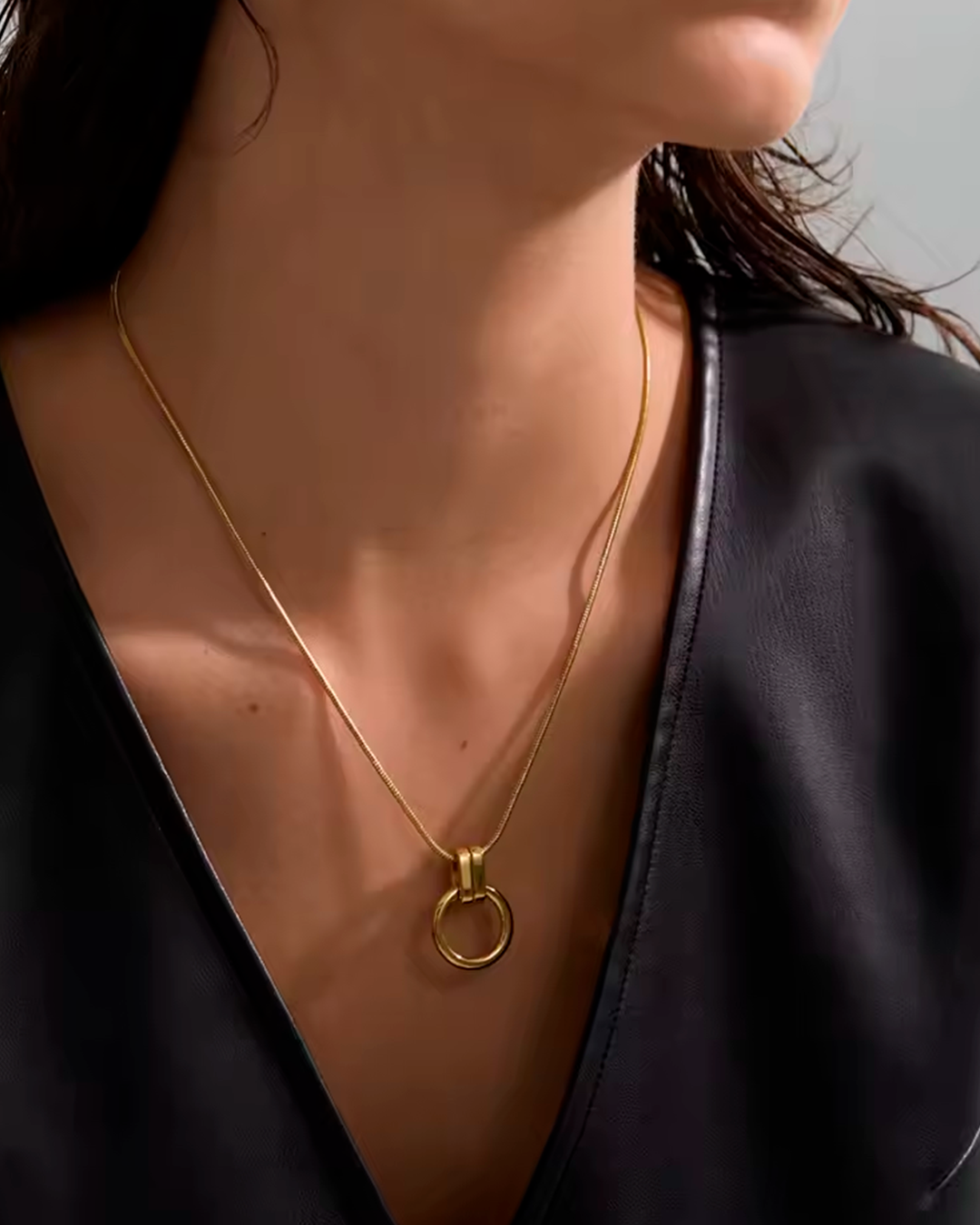 Colar Feminino Dourado com Pingente Redondo Elegante