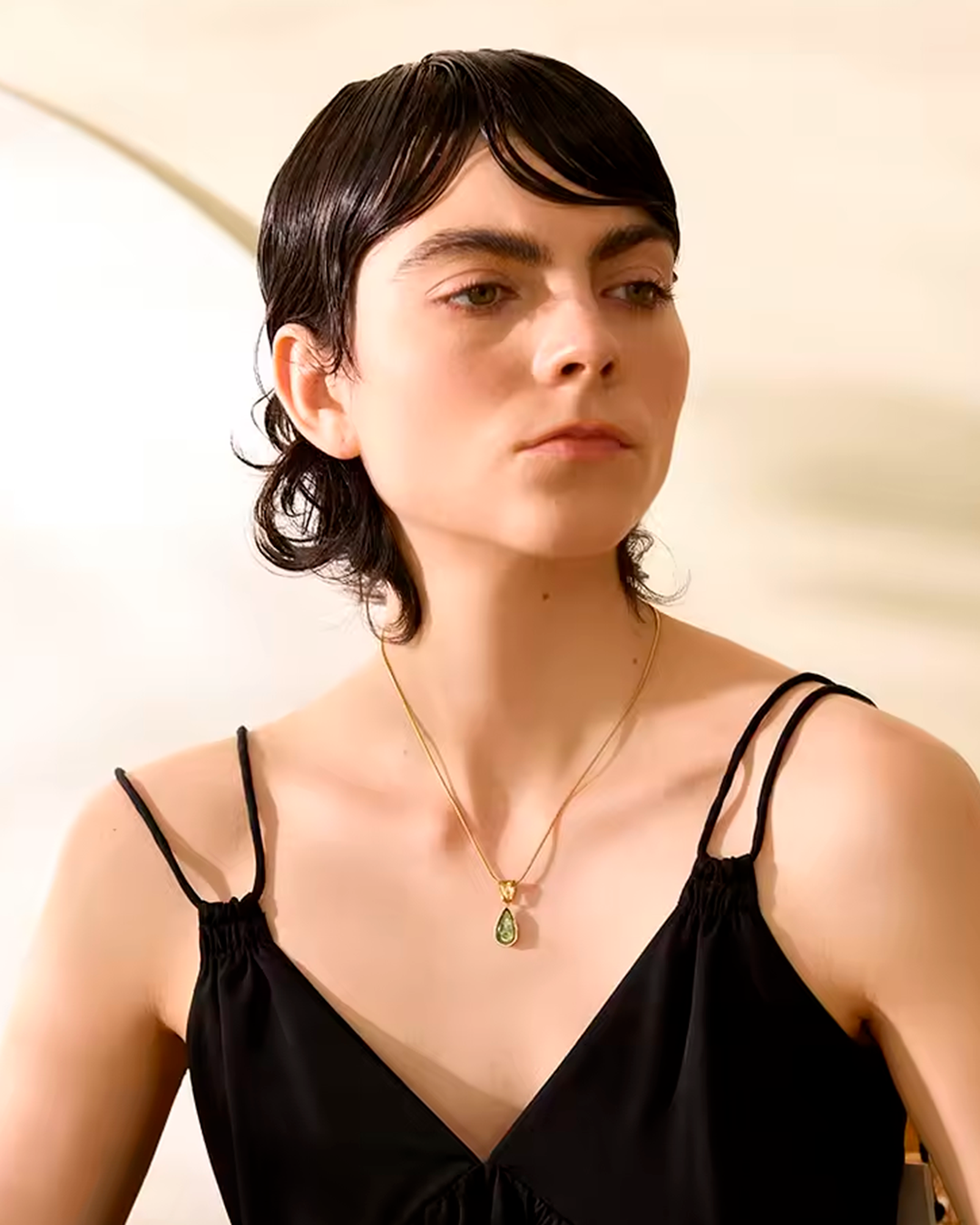 Colar Feminino Dourado com Pedra Gota Elegante