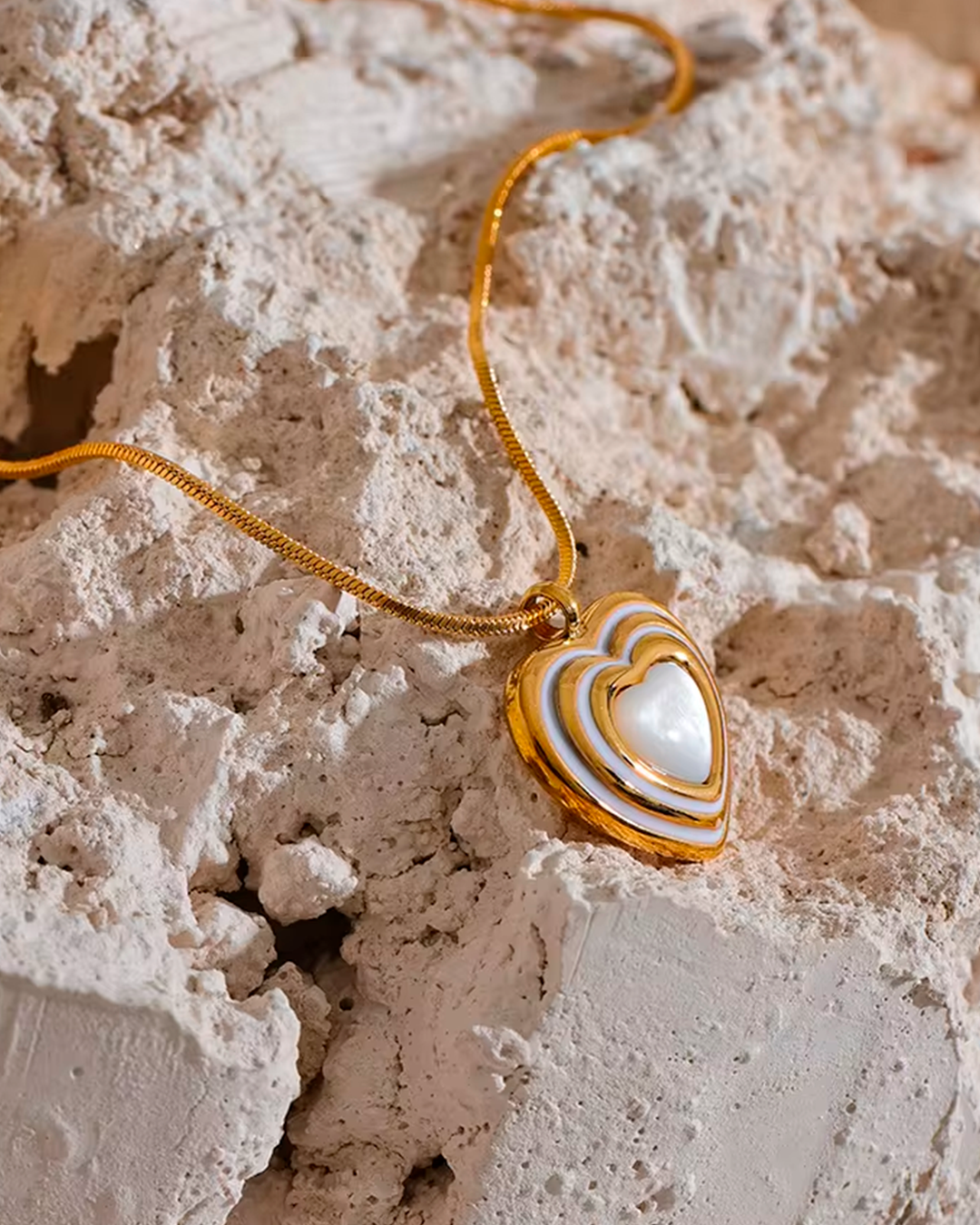 Colar Feminino Coração com Madrepérola Dourado Elegante
