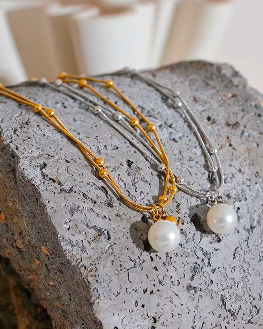 Colar Feminino Dourado com Pérola Elegante