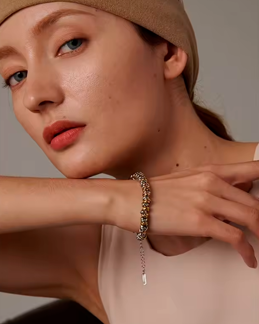 Pulseira Feminina Dourada com Elos Orgânicos Elegante