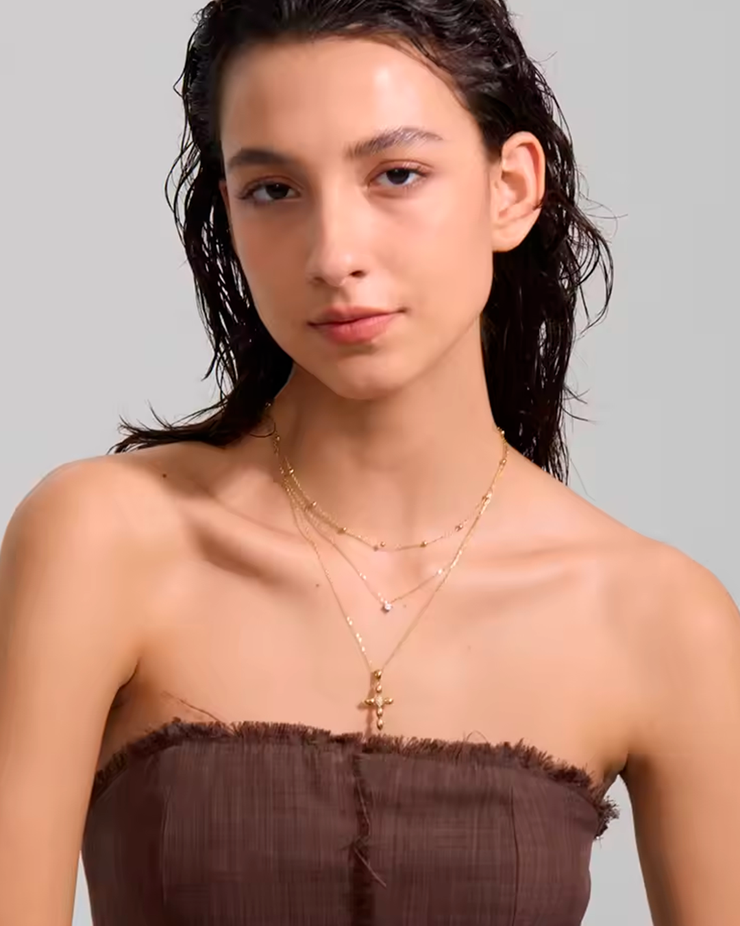 Colar Feminino Cruz Dourada com Zircônia Elegante