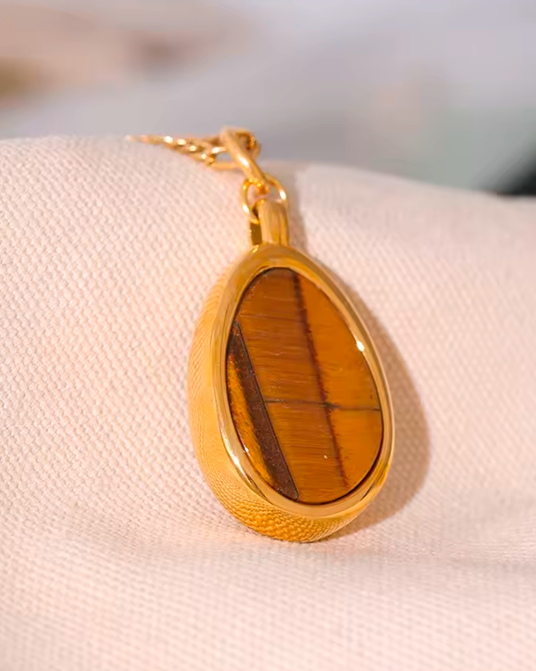 Colar Feminino com Pedra Marrom Dourado Elegante