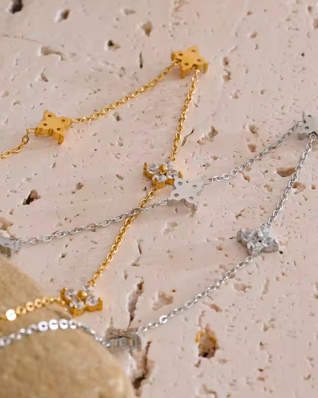 Colar Feminino Flor com Zircônia Dourado Elegante
