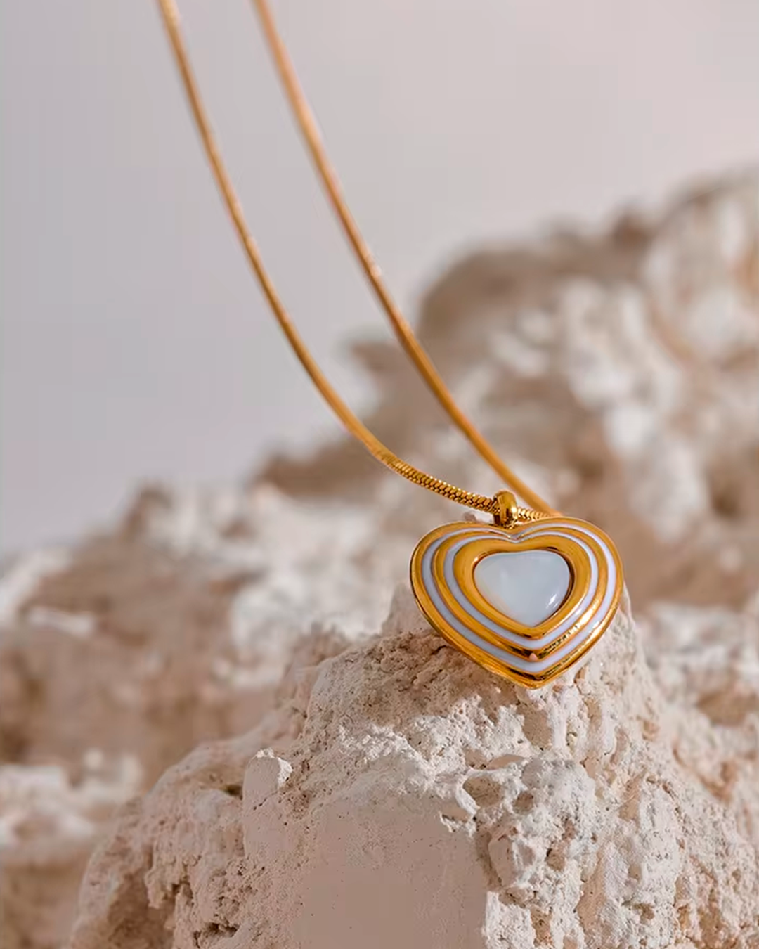 Colar Feminino Coração com Madrepérola Dourado Elegante