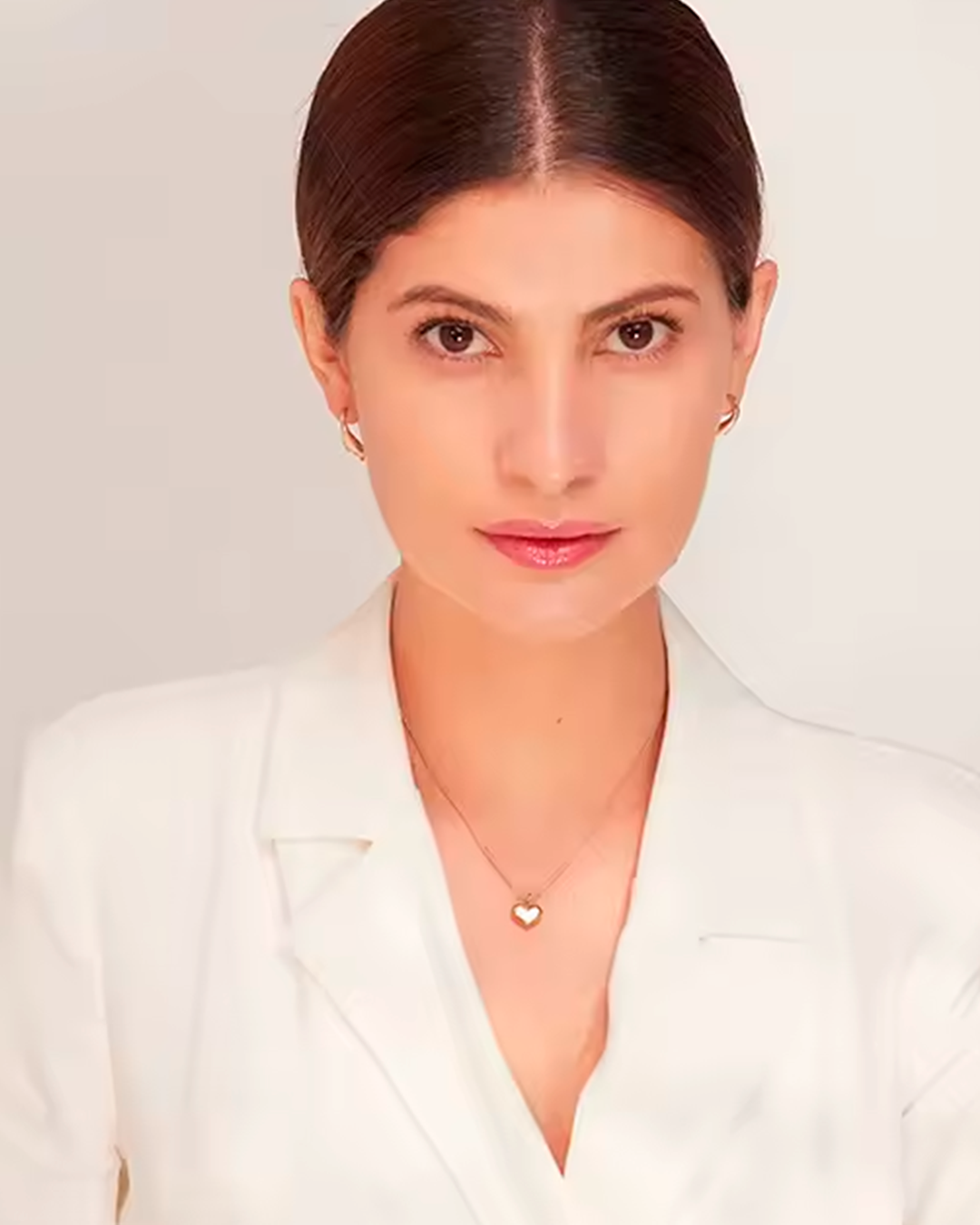 Colar Feminino Coração Vazado Dourado Elegante