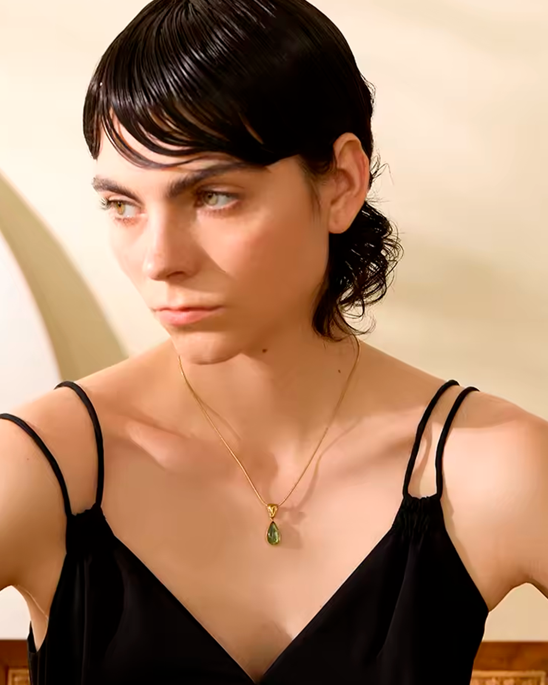 Colar Feminino Dourado com Pedra Gota Elegante