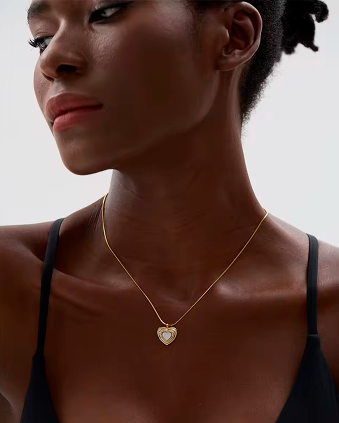 Colar Feminino Coração com Madrepérola Dourado Elegante