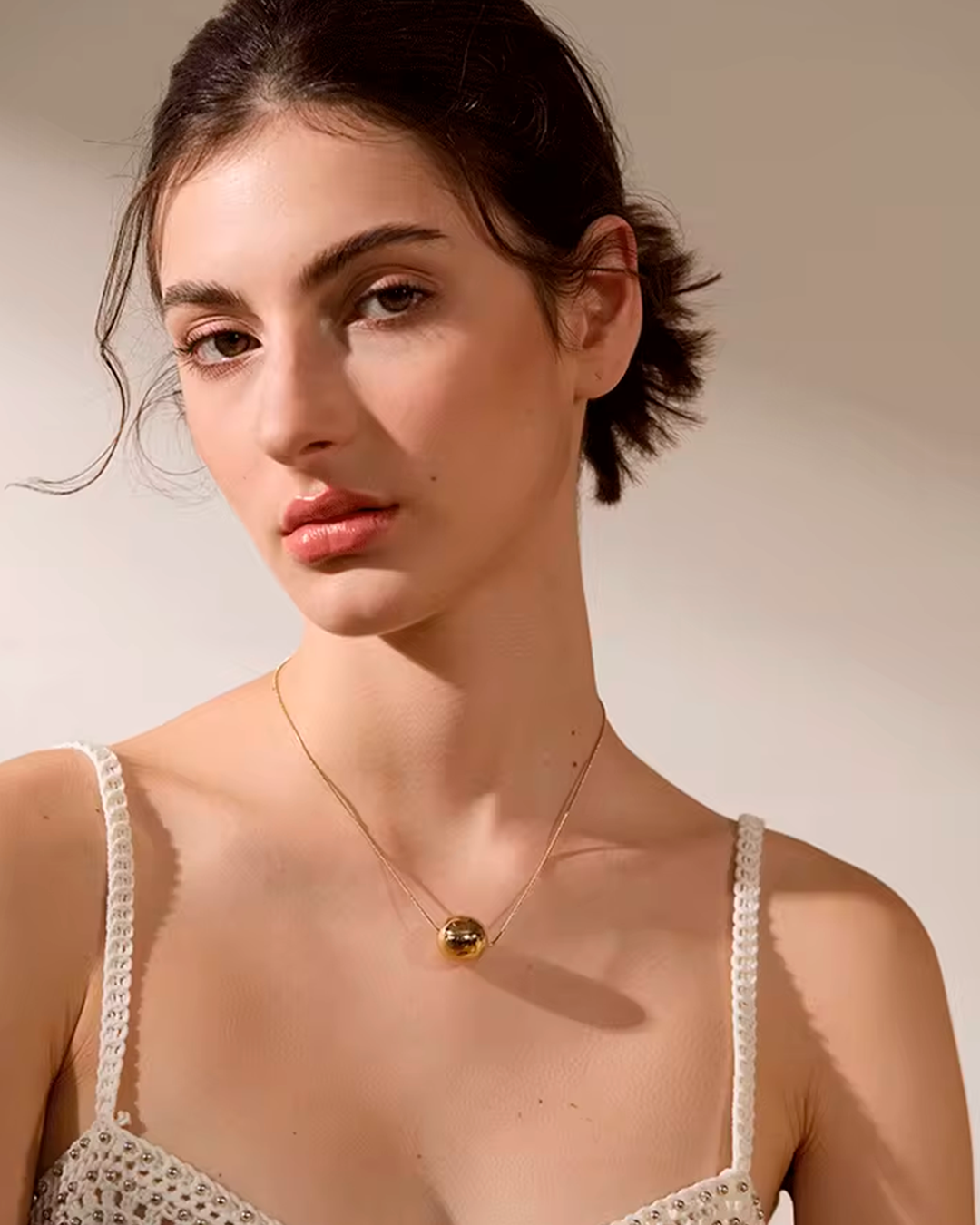 Colar Feminino Dourado com Pingente Esfera Elegante