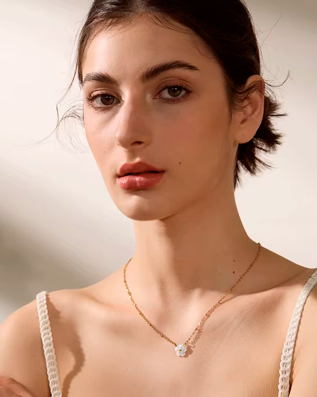 Colar Feminino Flor com Pérola Dourado Elegante