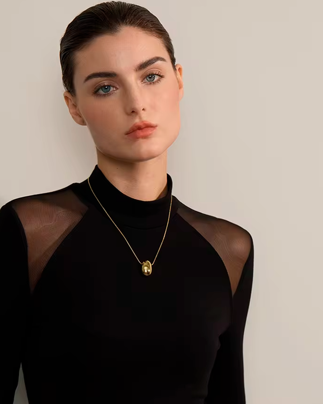 Colar Feminino Dourado Pingente Oval Minimalista
