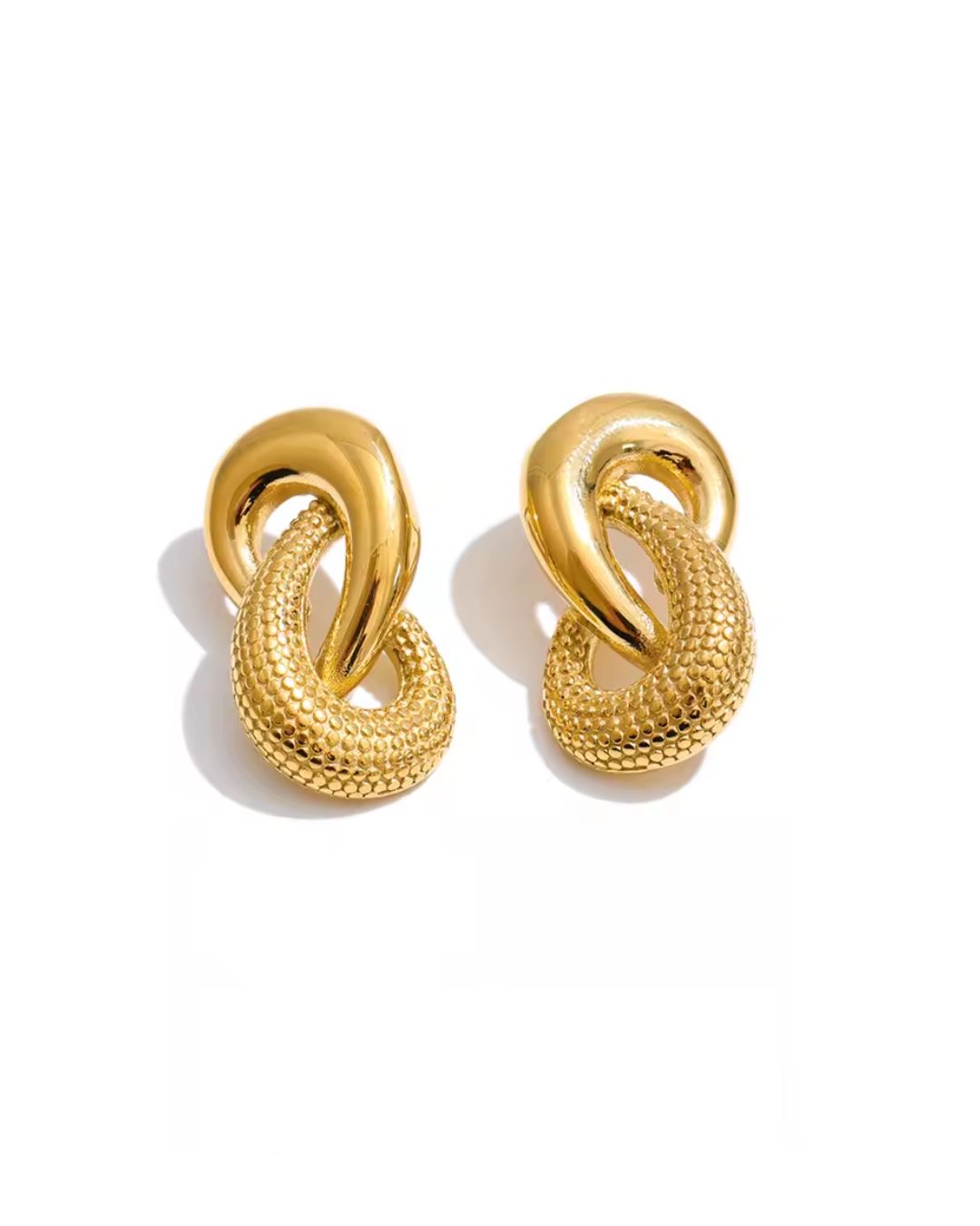 Brinco Feminino Dourado Design Entrelaçado Sofisticado