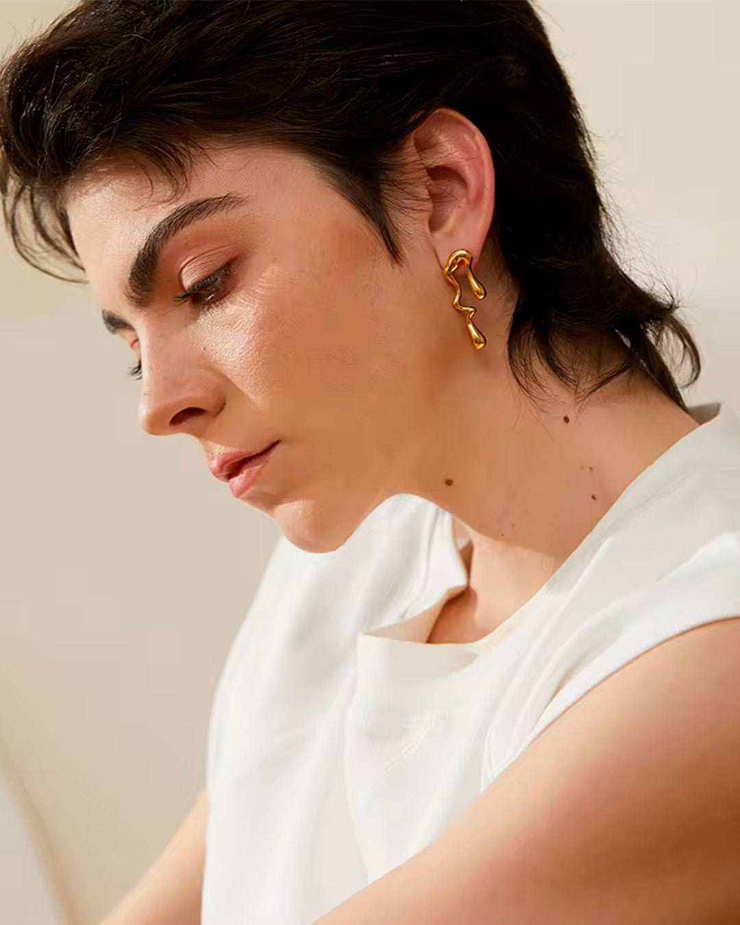 Brinco Feminino Longo Dourado Design Orgânico Elegante
