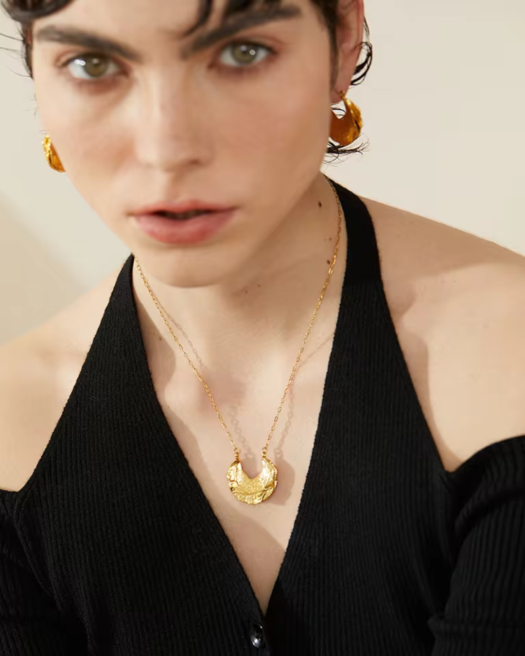 Colar Feminino Dourado com Pingente Geométrico