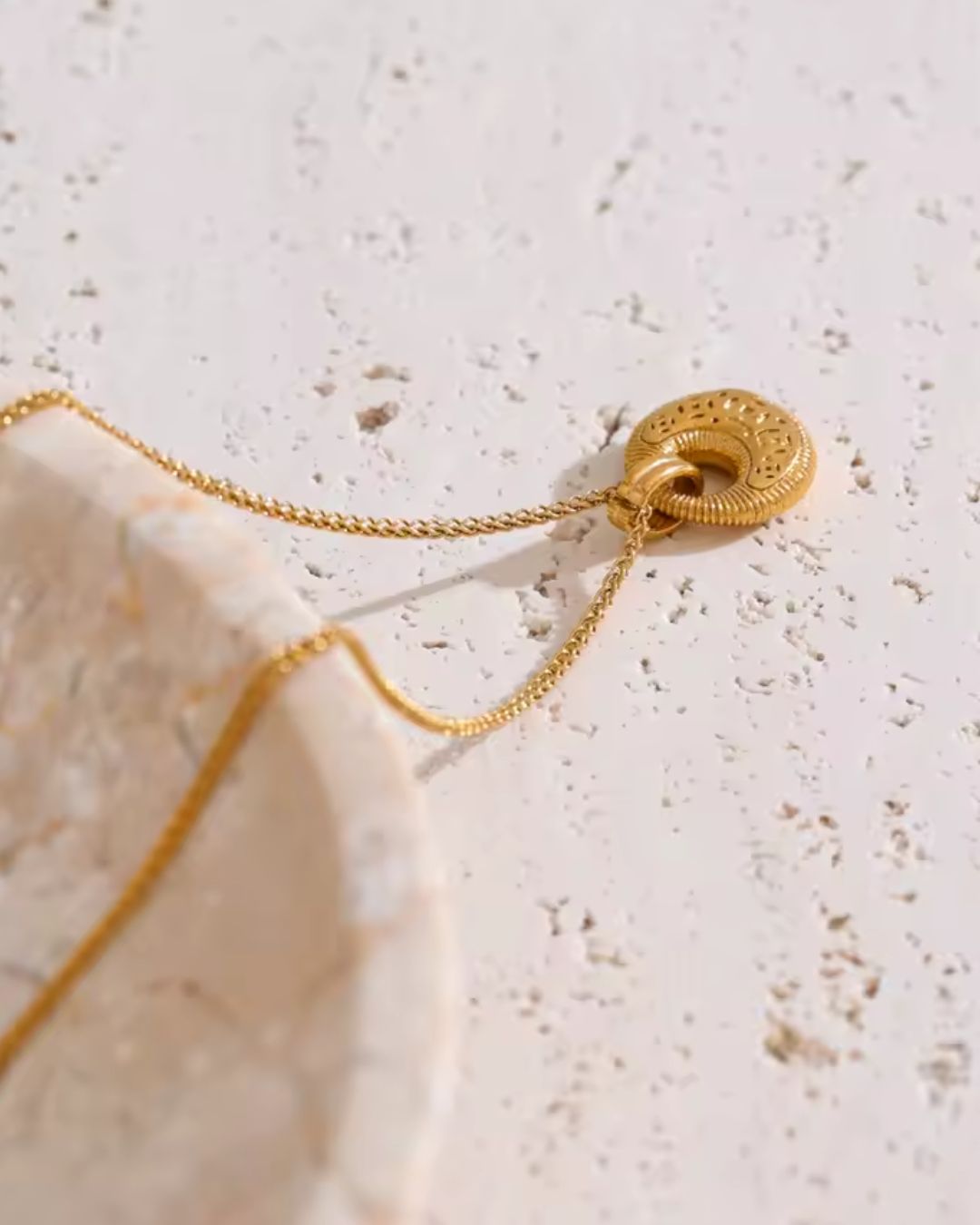 Colar Feminino Dourado Pingente Circular Texturizado