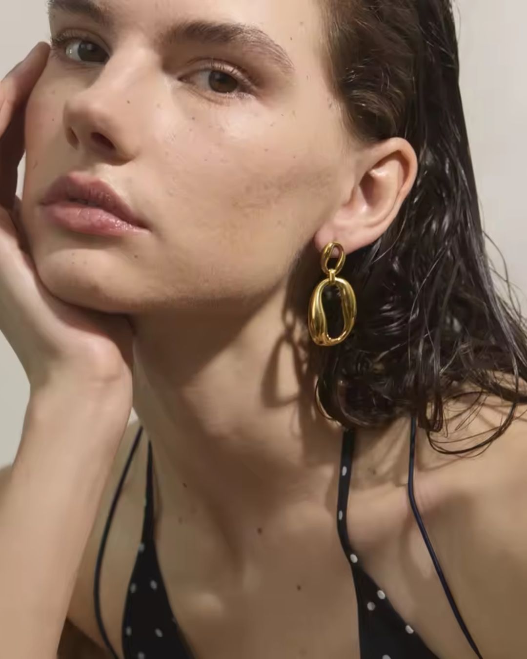 Brinco Feminino Dourado com Elo Vazado Elegante