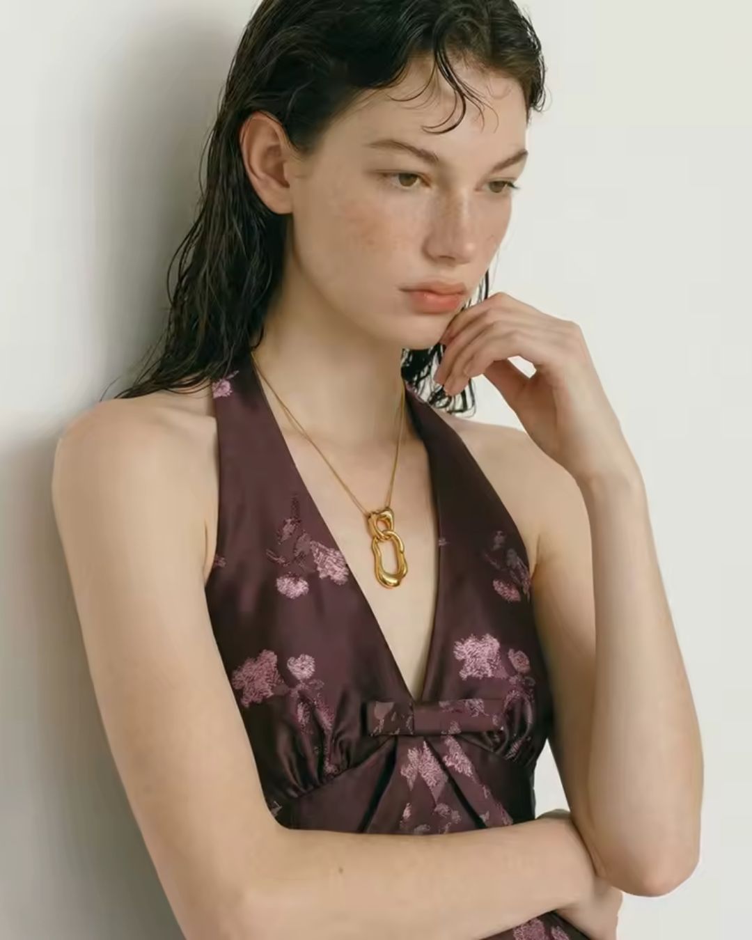 Colar Feminino Dourado com Pingente de Elo Elegante