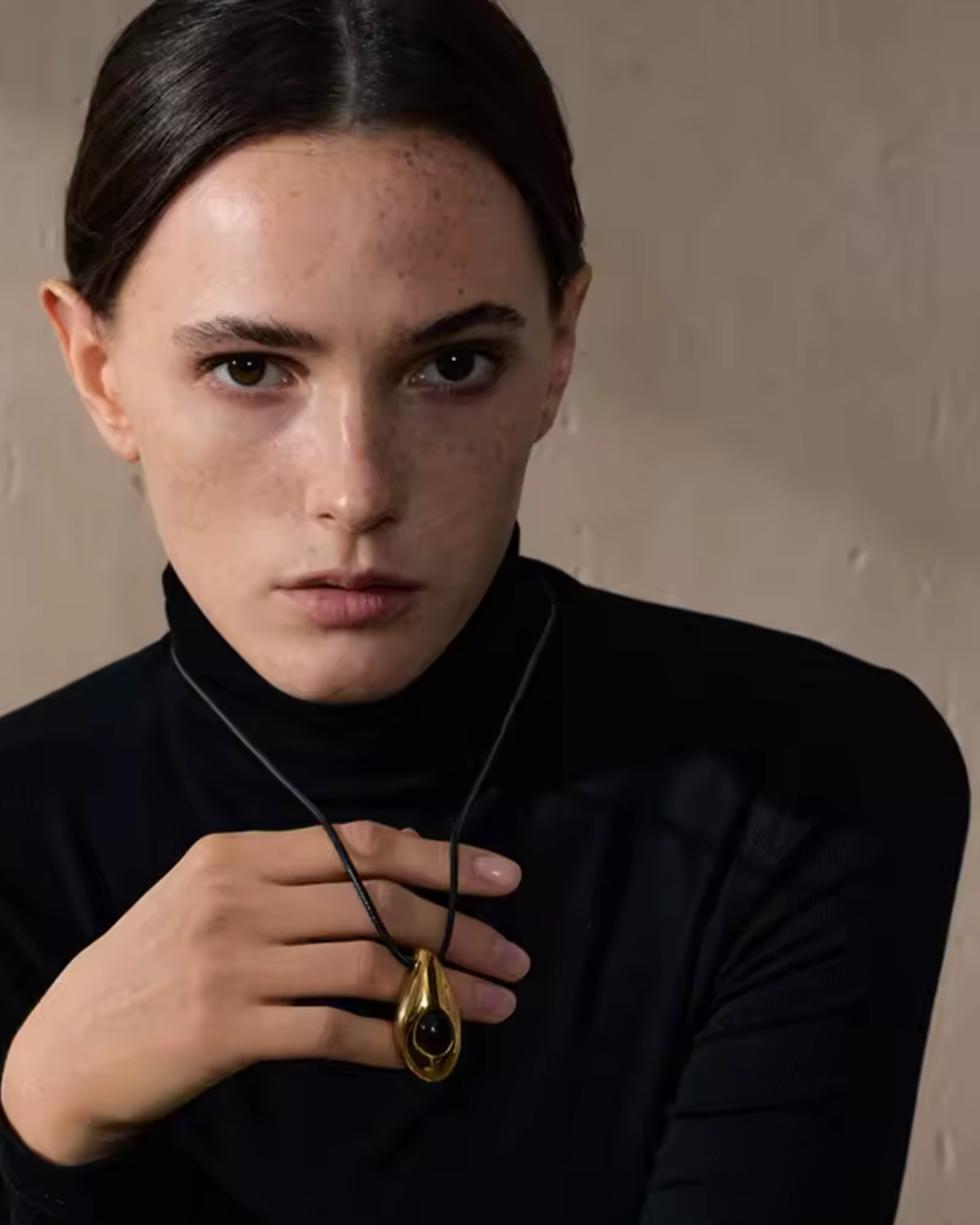Colar Feminino com Pedra Preta Dourado Elegante