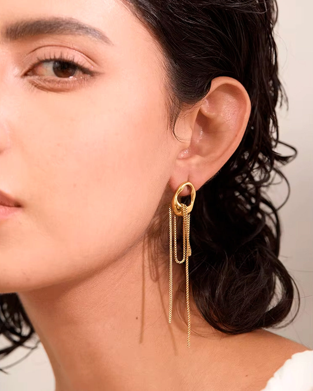 Brinco Feminino Longo Dourado com Correntes Elegante
