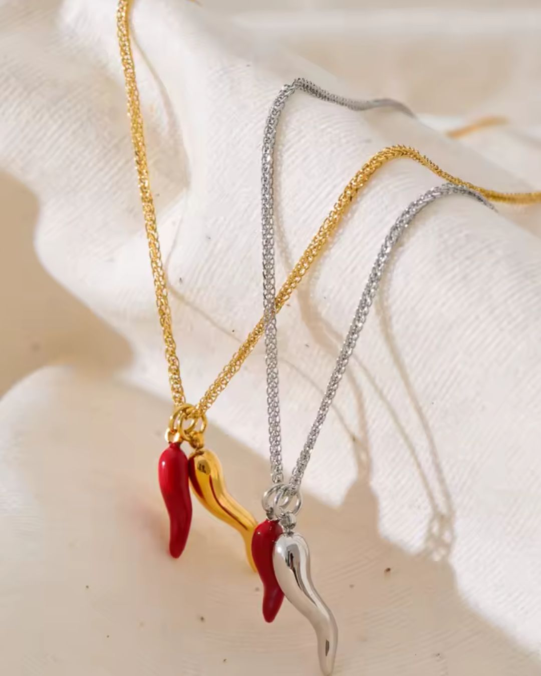 Colar Feminino Pimenta Vermelha Dourado Elegante
