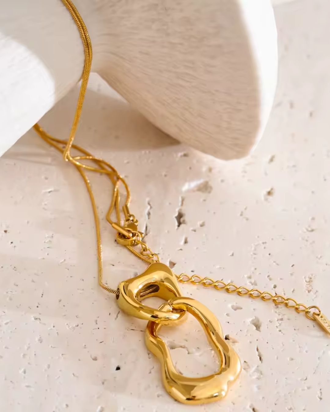 Colar Feminino Dourado com Pingente de Elo Elegante