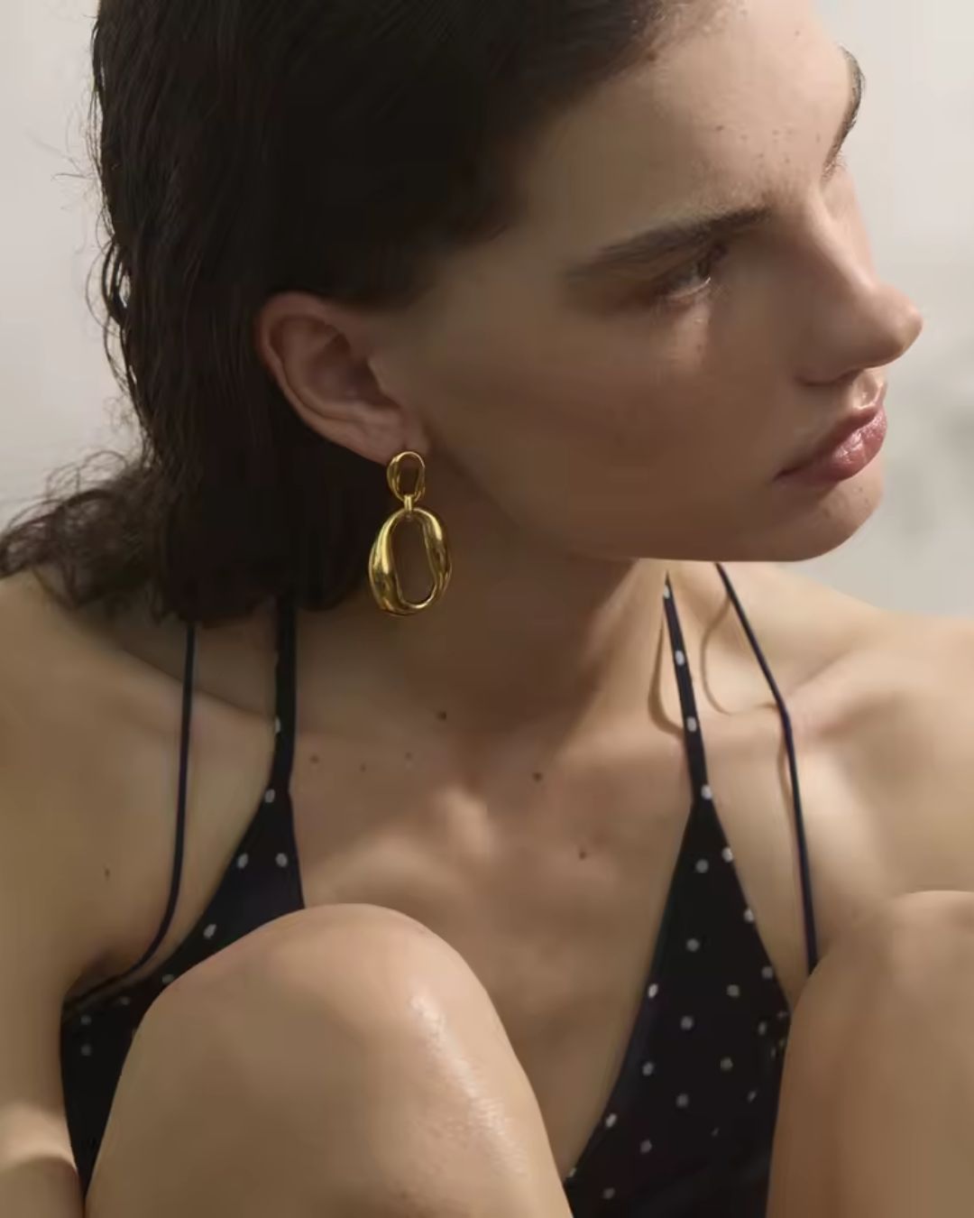 Brinco Feminino Dourado com Elo Vazado Elegante