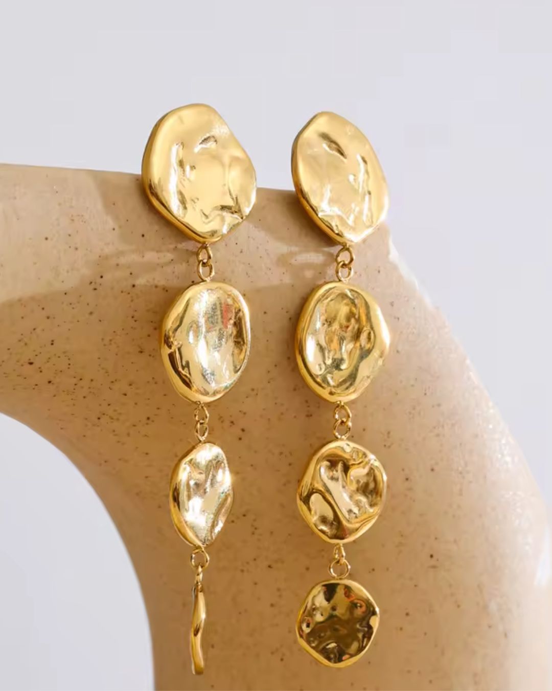 Brinco Feminino Longo Dourado Texturizado Elegante