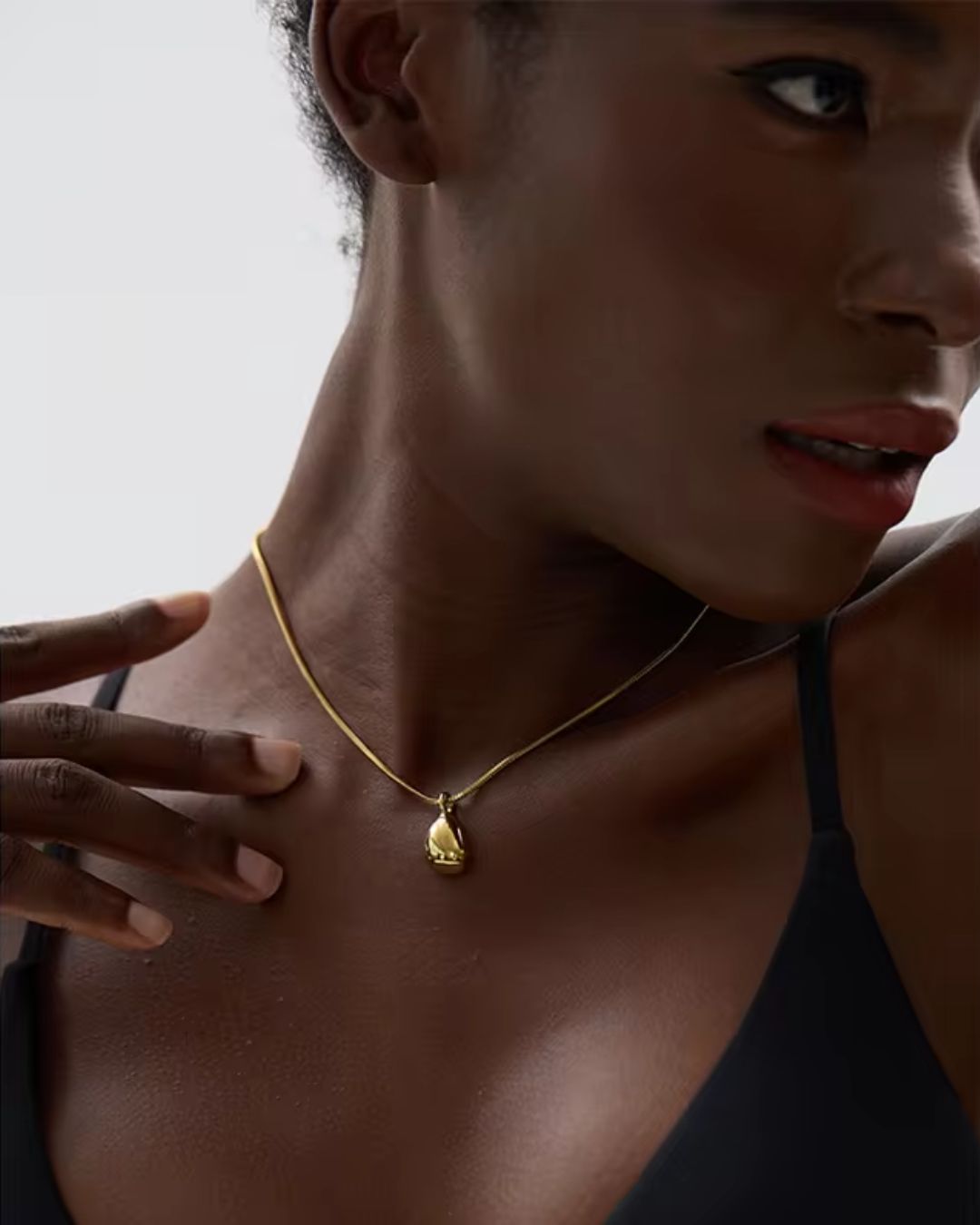Colar Feminino Gota Dourado com Pingente Elegante