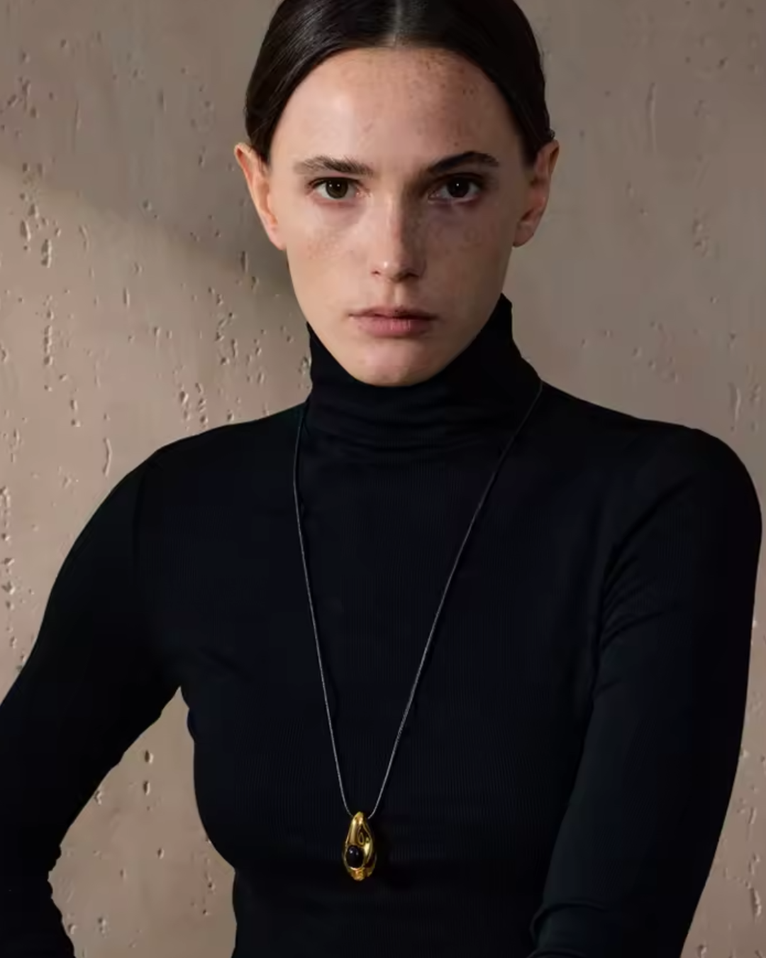 Colar Feminino com Pedra Preta Dourado Elegante