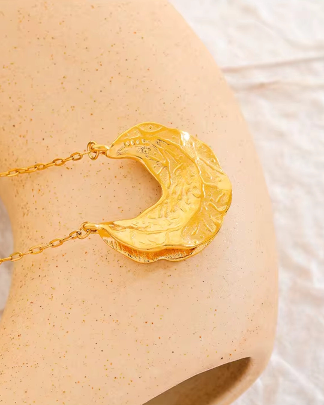 Colar Feminino Dourado com Pingente Geométrico