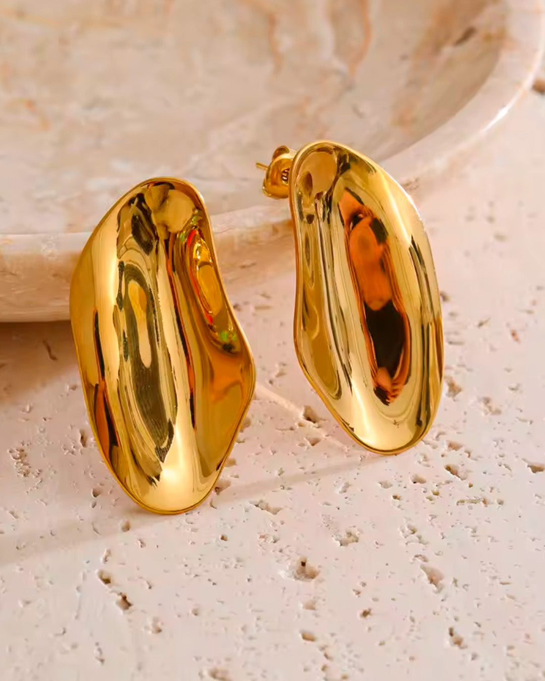 Brinco Feminino Dourado Elegante Design Orgânico