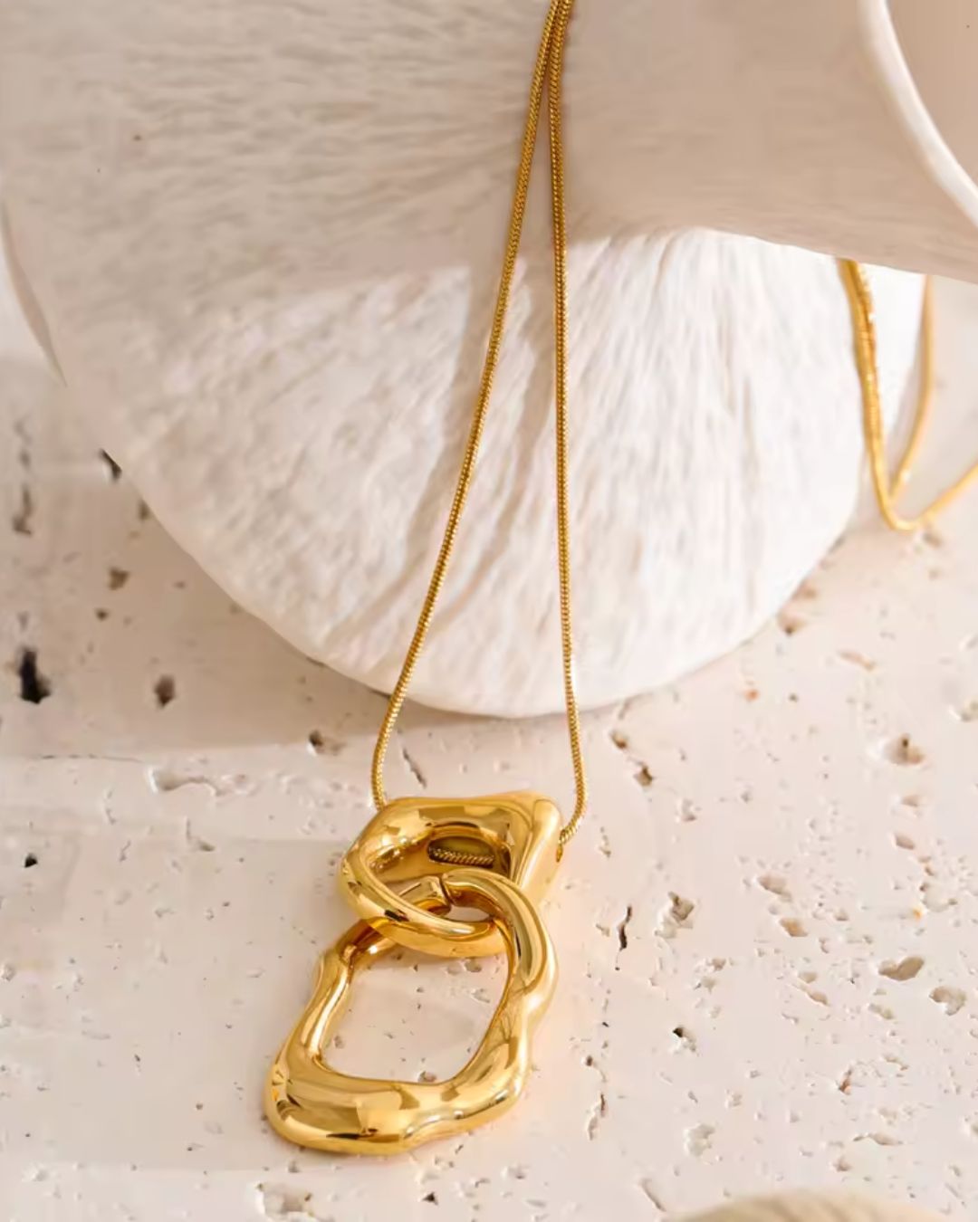 Colar Feminino Dourado com Pingente de Elo Elegante
