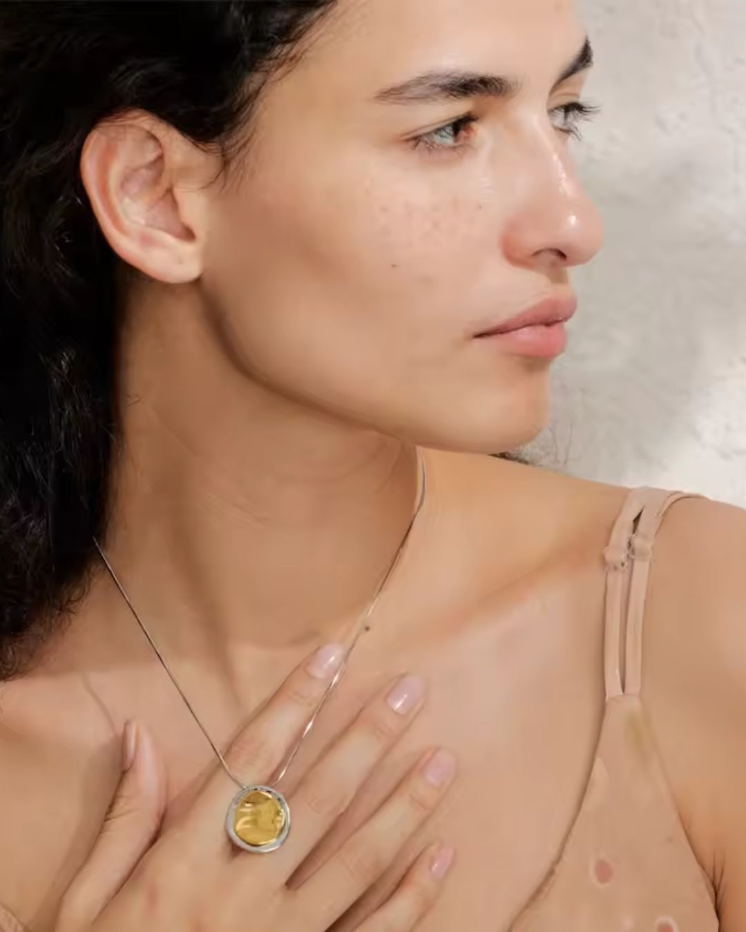 Colar Feminino Dourado Pingente Circular Minimalista